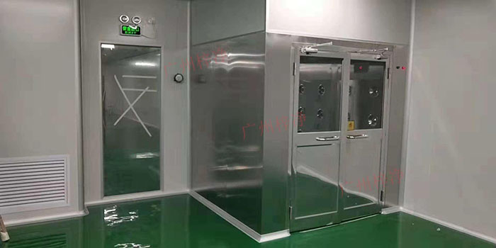 風淋室原理是通過強效空氣射流對人員或物品進行表面吹淋，以去除附著在表面上的塵埃和微生物。
