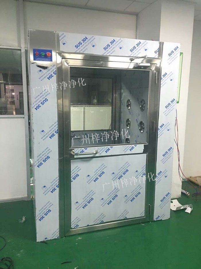 防爆風淋室是指風淋室的電機、指示燈、照明燈、接線管必須嚴格按照防爆標準