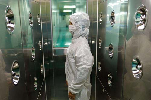風淋室工作原理是通過高速氣流的沖擊，有效清除進入潔凈室的人員、物料表面攜帶的塵埃和污染物。